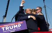 Un pasteur bénit une statue dorée de Trump et se défend d'idolâtrie