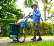 Un pèlerin hollandais traverse la Lande avec un chariot poubelle