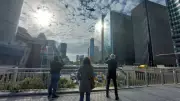 Un Super Puma héliporte une grue sur la tour Opus à La Défense