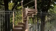 Un tronçon de l'escalier de la tour Eiffel vendu 450 160 euros aux enchères