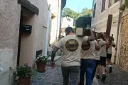 Une croix monumentale de 200 kg érigée à Villeneuve-Loubet par une centaine de personnes