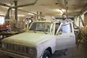 Une Renault 6 TL en bois de chêne sculptée par un ébéniste landais