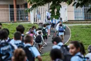 Uniforme scolaire : des résultats contrastés, le gouvernement temporise