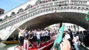 Venise : le Venezia FC célèbre sa montée en Serie A sur des gondoles
