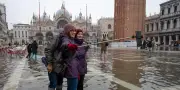 Venise menacée par marées et tourisme de masse, alerte Scurati