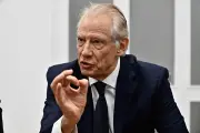Villepin admet une erreur sur des cadeaux et dénonce une manœuvre politique
