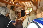 Visite d'une savonnerie à Bourgnac pour les malades d'Alzheimer
