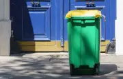 Voisin fouille les poubelles : une jeune propriétaire se sent espionnée