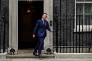 Wes Streeting, ministre britannique de la Santé, démissionne et défie Starmer