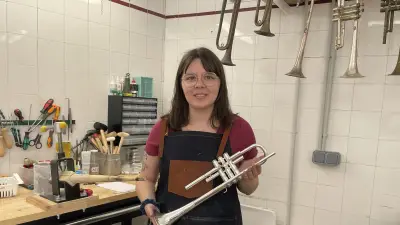 À 27 ans, Angèle Lesluin ouvre son atelier de réparation de cuivres à Nîmes