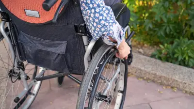 Borne escamotable se relève sous son fauteuil roulant : une ex-élue projetée au sol à Toulouse