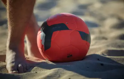 Cadix interdit les ballons sur ses plages cet été