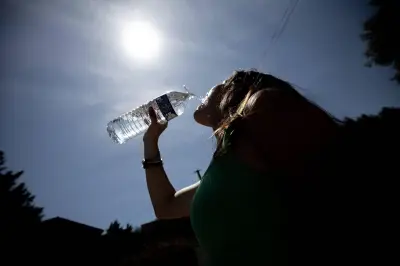 Canicule au travail : peut-on venir en tenue légère sans conflit ?