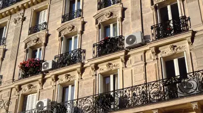 Canicules : faut-il sacrifier la protection du patrimoine ?