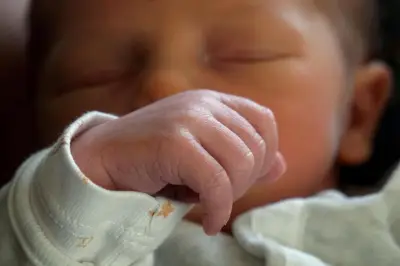 Congé de naissance : joie et galères des premiers bénéficiaires