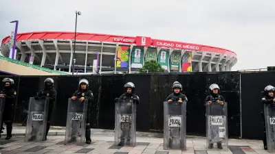 Des milliers d'enseignants bloquent le stade Aztèque avant la Coupe du monde