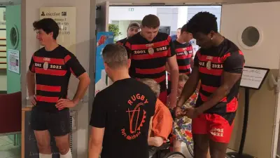 Des rugbymen portent des résidents d'Ehpad après une panne d'ascenseur