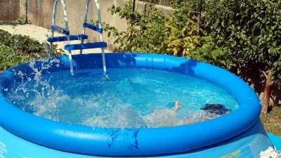Drame dans l'Aude : un enfant de sept ans se noie dans une piscine hors sol bâchée
