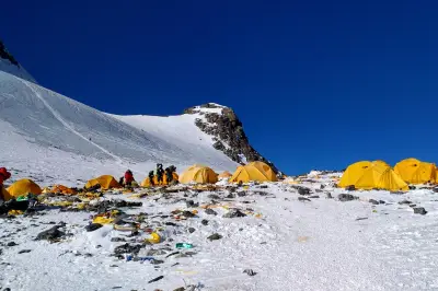 Everest, la plus haute poubelle du monde : déchets et excréments