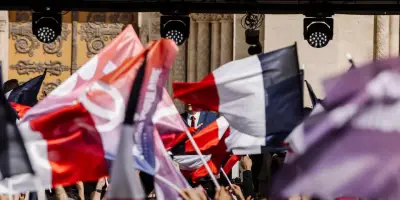 Face à l'extrême droite, la gauche française brandit l'étendard du patriotisme