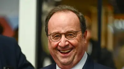 François Hollande participe à l'émission Netflix « Dans la sauce » : une stratégie d'humour