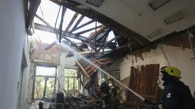 Guerre en Ukraine : neuf morts dont cinq secouristes après des frappes russes nocturnes