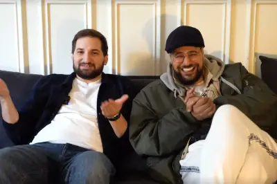 Hakim Jemili et Benjamin Tranié dans « Une famille de bâtards » : nos années 1990