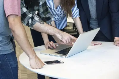 IA au travail : les jeunes professionnels en proie à une crise identitaire