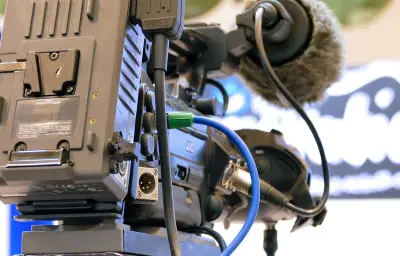Italie : un journaliste suspendu pour un doigt d'honneur en direct