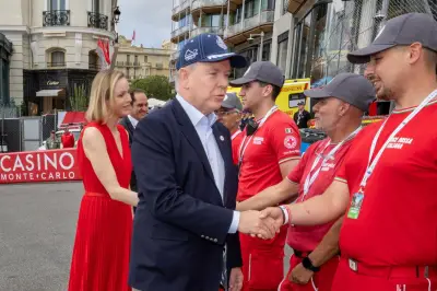 Le prince Albert II et la princesse Charlène saluent les bénévoles de la Croix-Rouge monégasque au Grand Prix F1 de Monaco