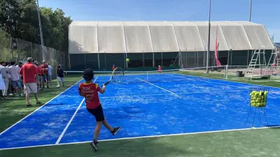 Le SOM tennis inaugure un nouveau court synthétique à Millau