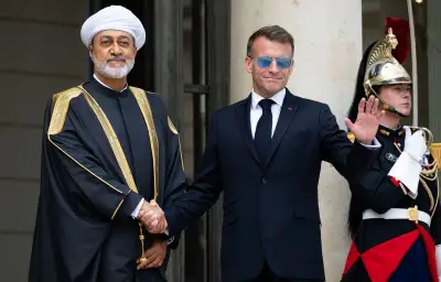 Macron réapparaît avec ses lunettes d'aviateur pour accueillir le sultan d'Oman