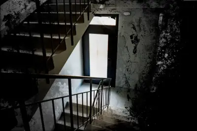 Mon proprio impitoyable : la nuit, je rêve qu'ils viennent me chercher pour me demander des papiers