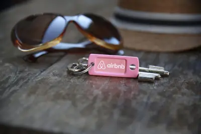 Nouvelles règles pour les locations touristiques : Airbnb et Booking sous contrôle