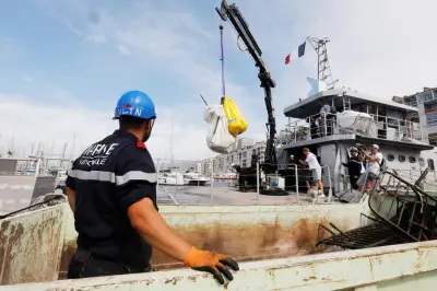 Opération Rade Propre à Toulon : la Marine nationale nettoie les fonds marins
