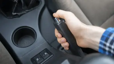 Oublié dans une voiture en pleine canicule, il desserre le frein à main pour être sauvé
