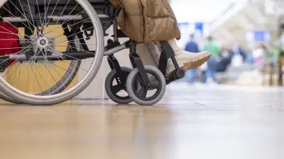 Oubliée par le personnel, une passagère en fauteuil roulant regarde son avion décoller
