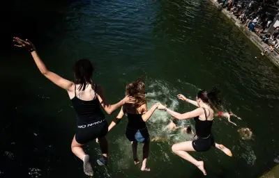Paris ouvre le canal Saint-Martin à la baignade pour faire face à la canicule