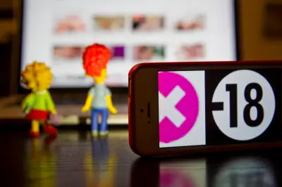 Pornographie et racisme : la CNCDH alerte sur l'influence chez les jeunes