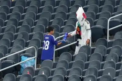Pourquoi les supporters japonais nettoient les tribunes après les matchs