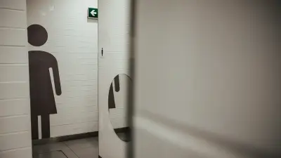 Père accompagnant ses filles aux toilettes pour femmes : un client appelle la police