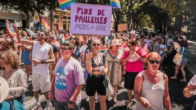Près de 900 personnes défilent à Nîmes pour la marche des fiertés 2026