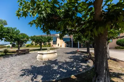 Puget-sur-Argens : le parvis de la mairie rénové et renommé Jean-Marie Del Gallo