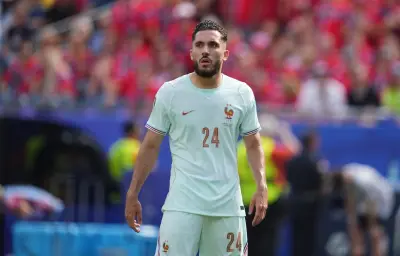 Rayan Cherki distribue des maillots aux fans depuis sa fenêtre