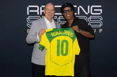 Ronaldinho offre son maillot au prince Albert II à Monaco