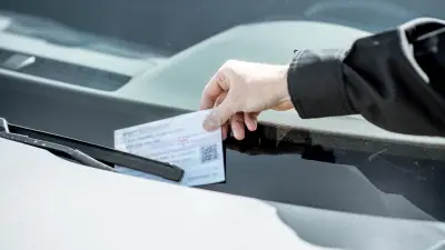 Suisse : 43 € d'amende pour les automobilistes mal garés près de la piscine