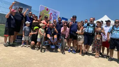 Tétraplégique, Tony Moggio boucle 700 km à la force des bras pour son fils