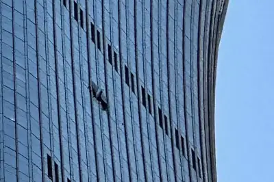 Un avion de tourisme s'écrase contre la plus haute tour de Pékin