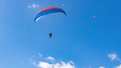Un parapentiste britannique de 63 ans meurt électrocuté en Espagne
