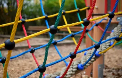Voiture percute une crèche en Angleterre : trois enfants blessés